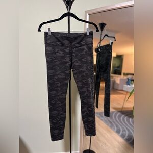 Fabletics High Waisted Camo Women All Way Stretch Small 7/8 Leggings Workout